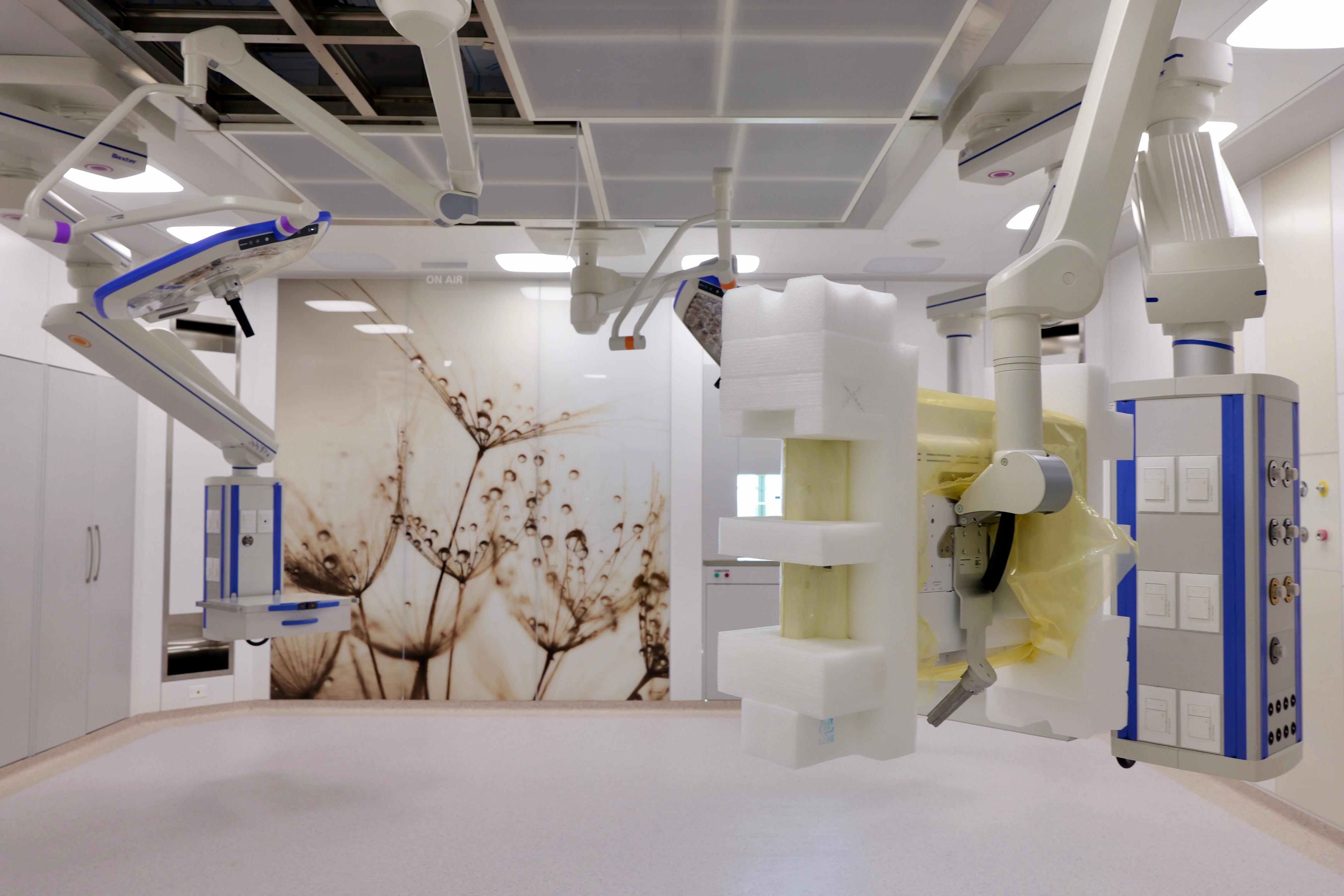 Galleria POLICLINICO DI FOGGIA, EMILIANO E PIEMONTESE INAUGURANO IL NUOVO BLOCCO OPERATORIO: 6 NUOVE SALE DI ULTIMA GENERAZIONE PER CARDIOCHIRURGIA, NEUROCHIRURGIA E RADIOLOGIA INTERVENTISTICA. - Diapositiva 1 di 22