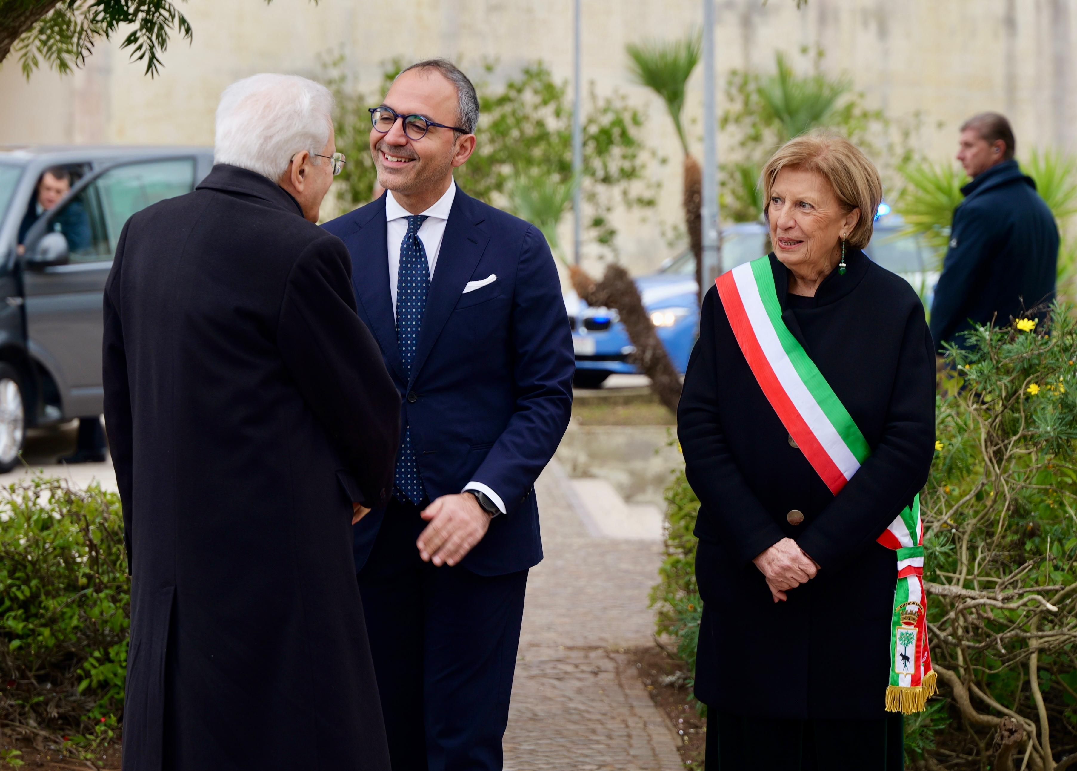 Galleria CELEBRAZIONE DEL 70° ANNO ACCADEMICO DELL’UNIVERSITÀ DEL SALENTO ALLA PRESENZA DEL PRESIDENTE MATTARELLA. DICHIARAZIONI DI EMILIANO, PIEMONTESE, LEO E DELLI NOCI - Diapositiva 2 di 19