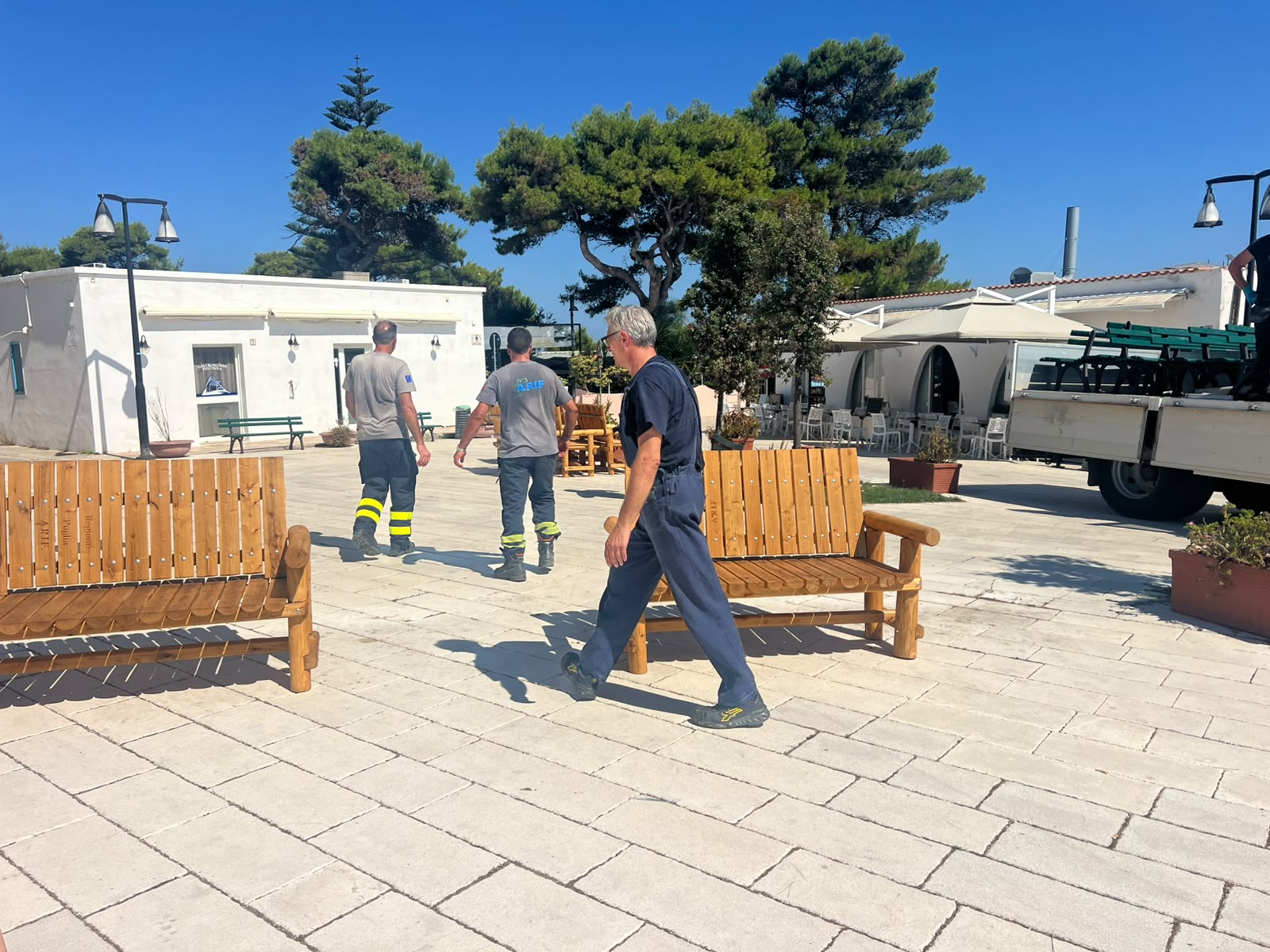 Galleria San Domino - Tremiti, 15 nuove panche per la riqualificazione dell’isola. - Diapositiva 2 di 4