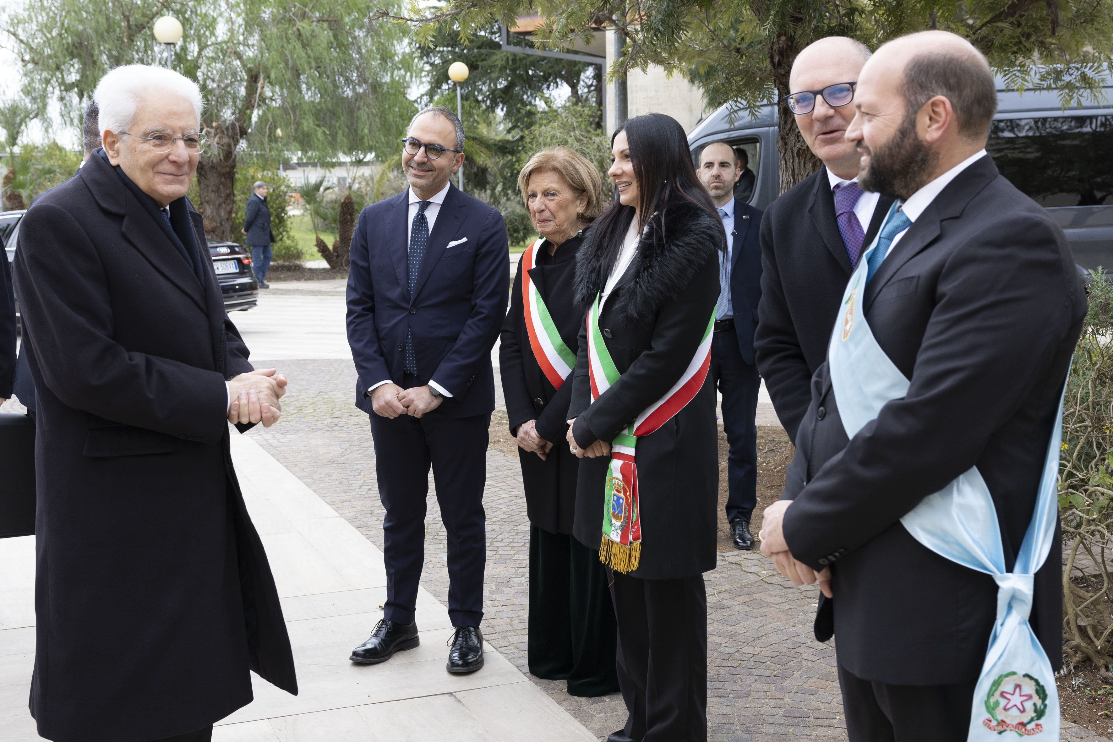 Galleria CELEBRAZIONE DEL 70° ANNO ACCADEMICO DELL’UNIVERSITÀ DEL SALENTO ALLA PRESENZA DEL PRESIDENTE MATTARELLA. DICHIARAZIONI DI EMILIANO, PIEMONTESE, LEO E DELLI NOCI - Diapositiva 3 di 19